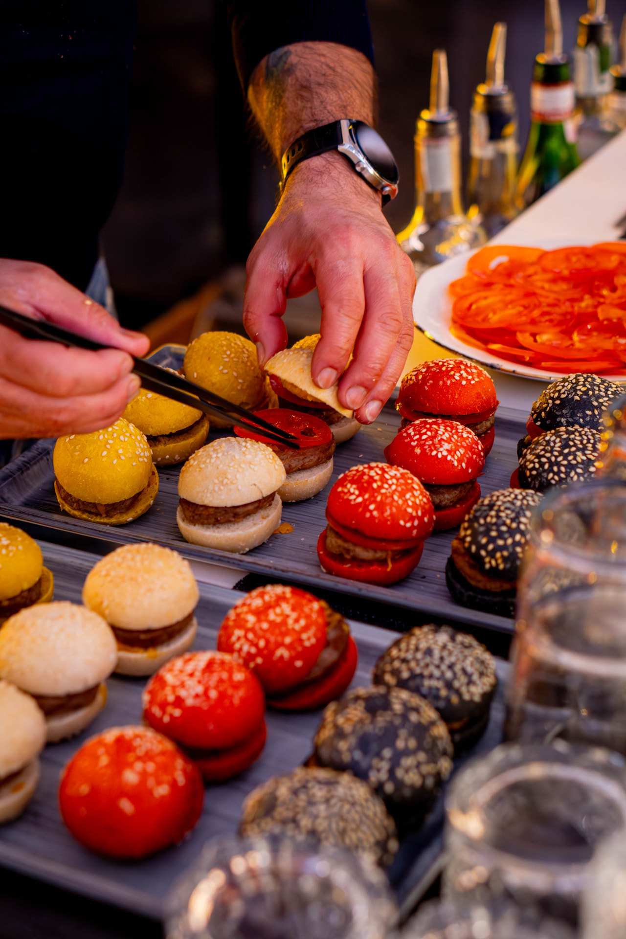 Preparazione dei mini burger colorati