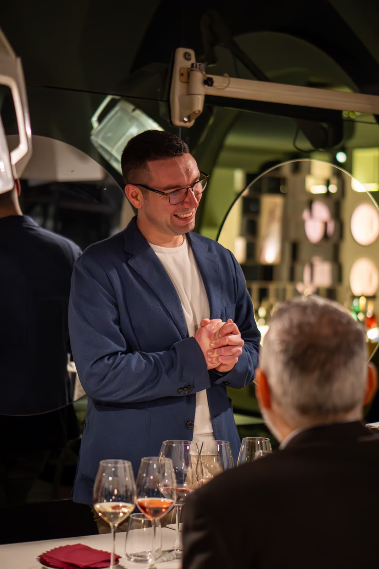 Il sommelier racconta i vini agli ospiti