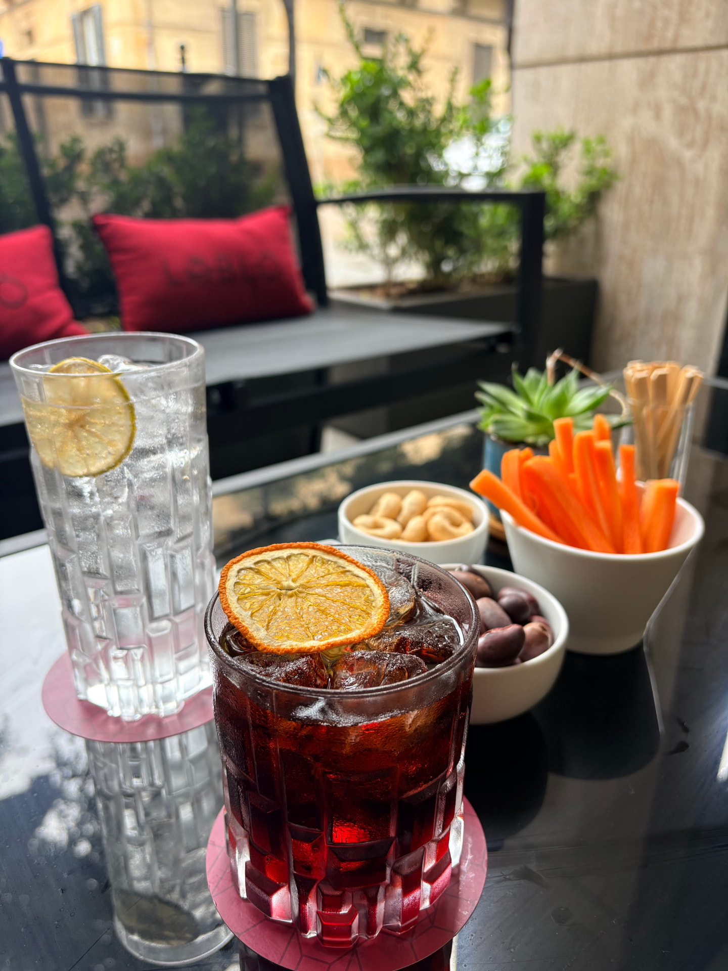 Aperitivo nel dehors di Lobló con cocktail e stuzzichini