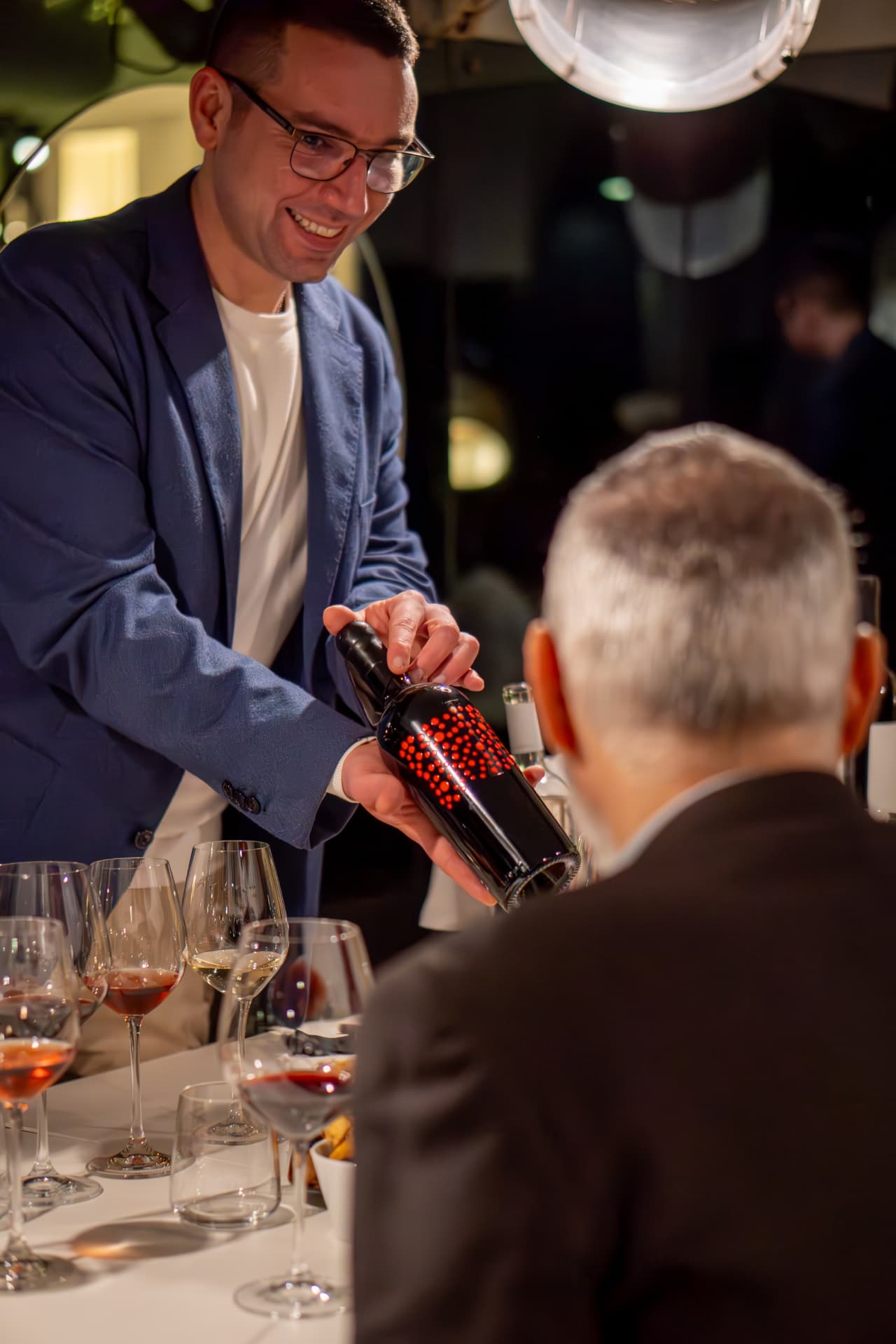 Il sommelier presenta una bottiglia al tavolo