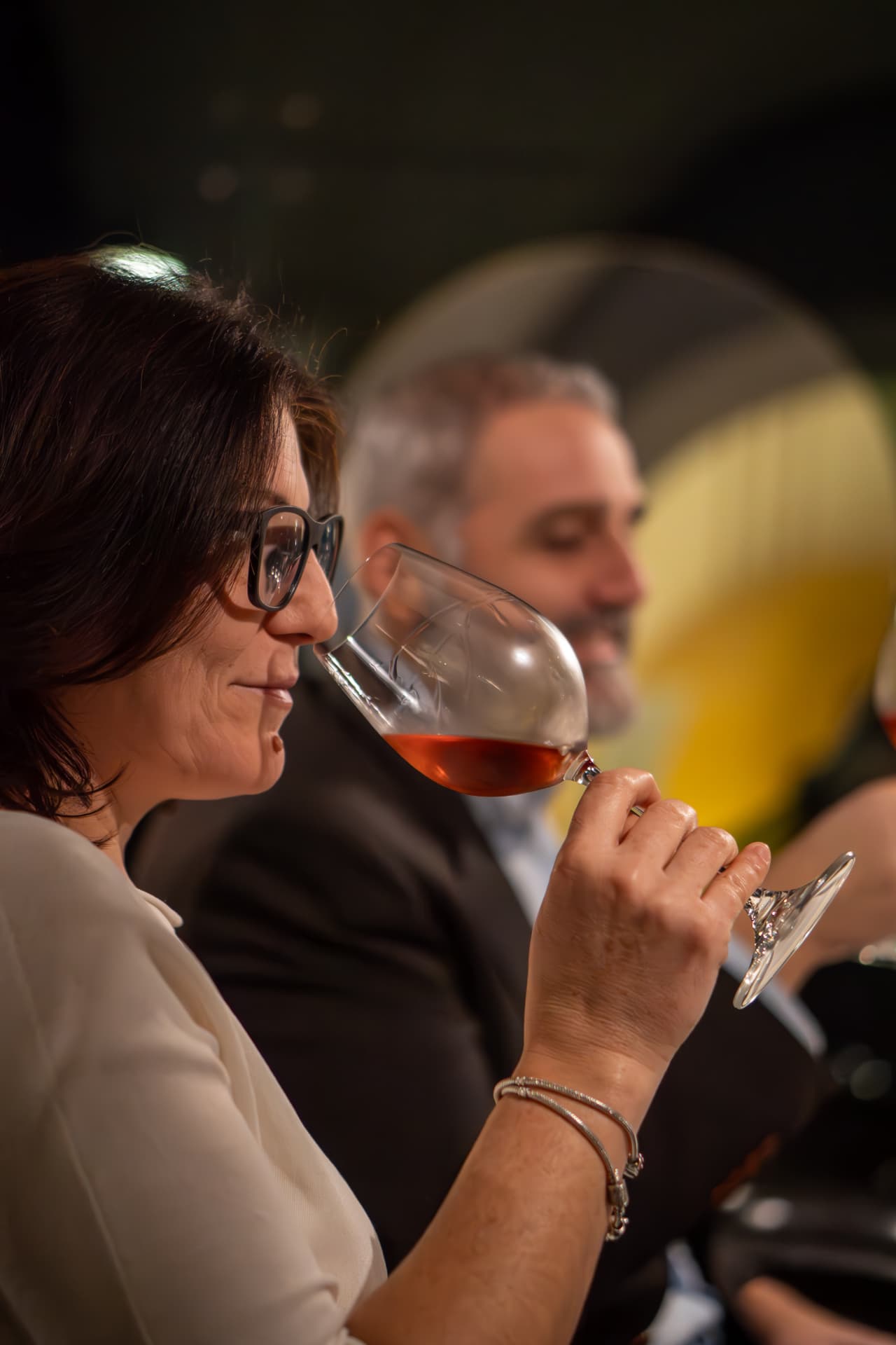 Ospite annusa il vino durante la degustazione