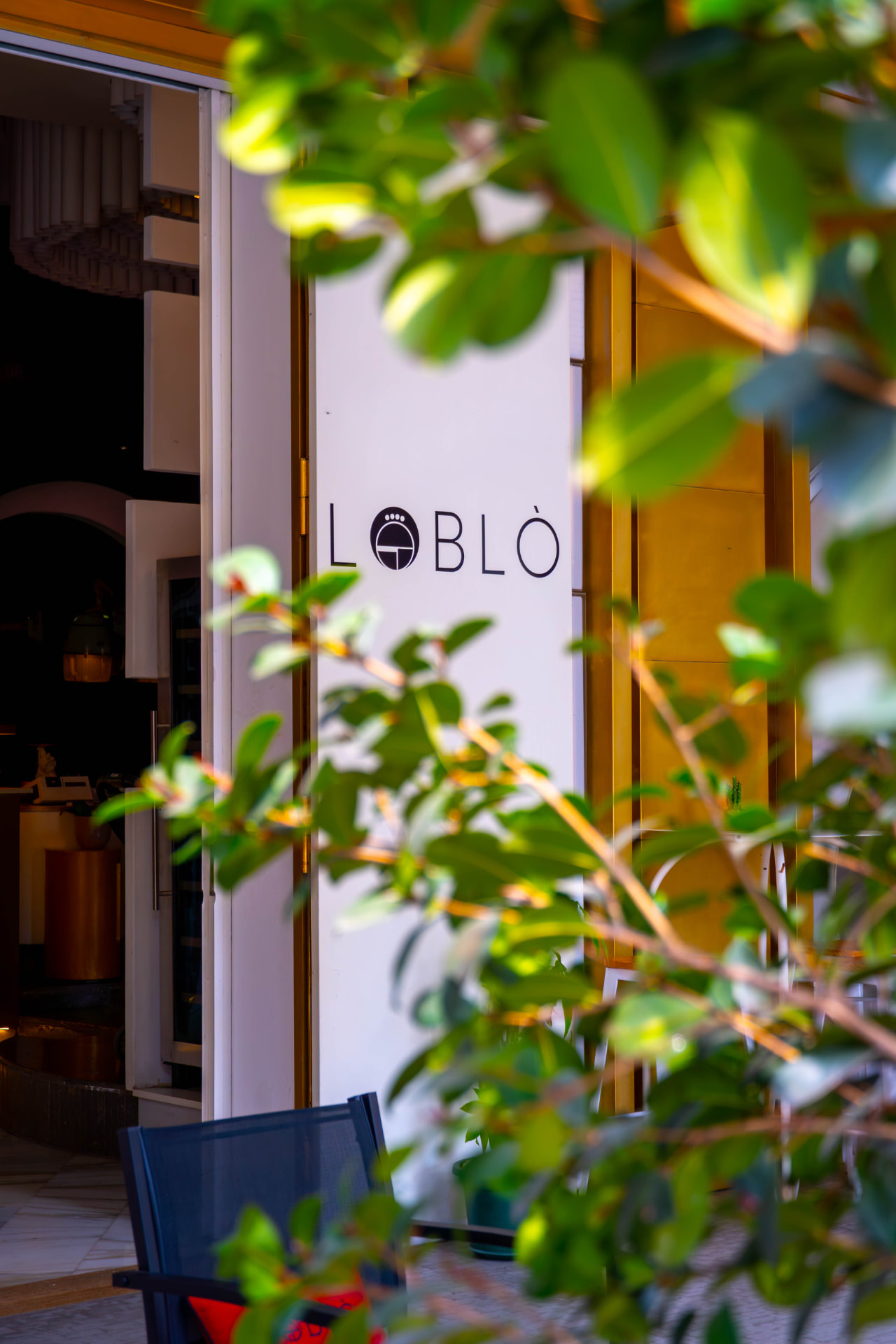 L’insegna Lobló tra le piante