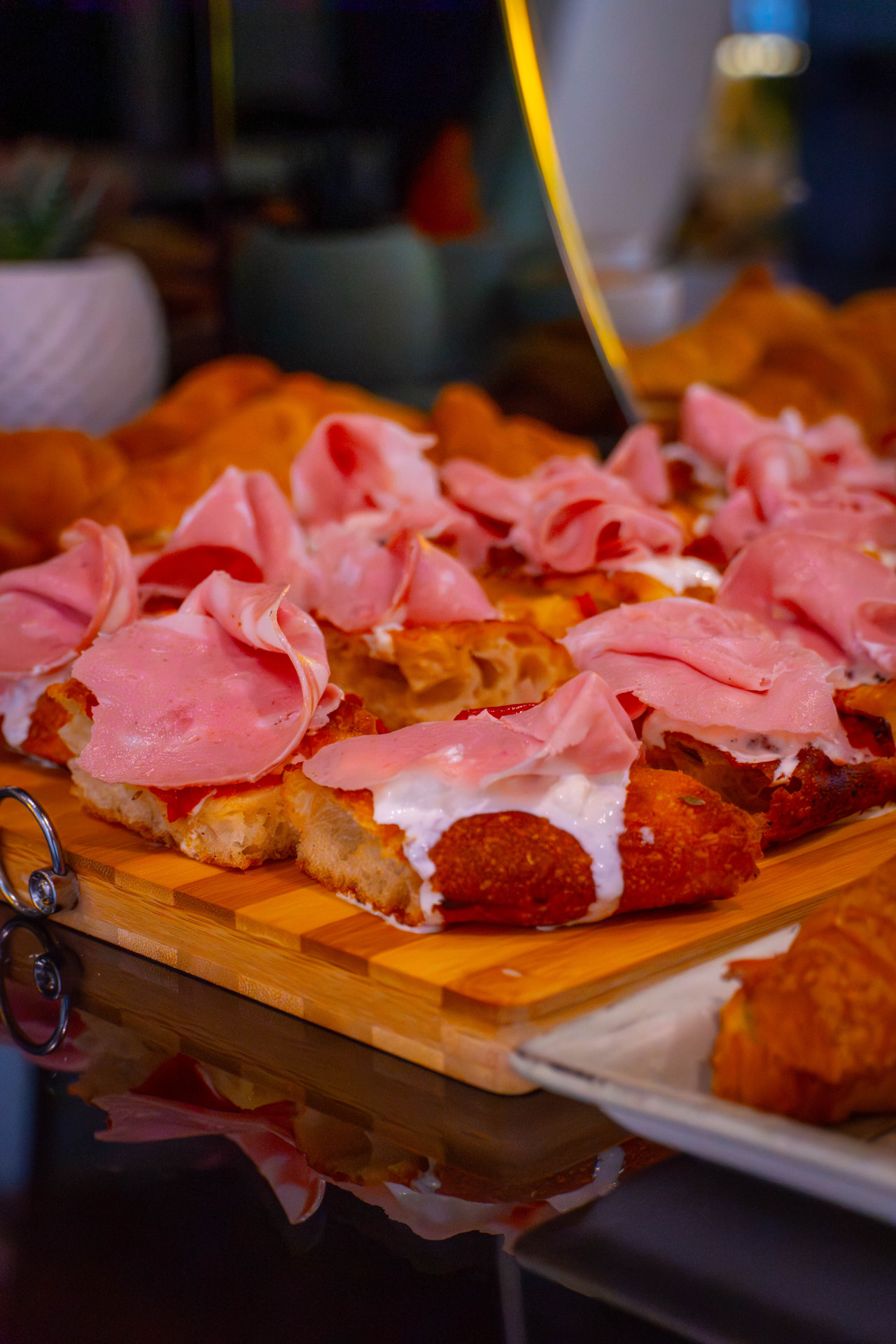 Focaccia con mortadella e stracciatella