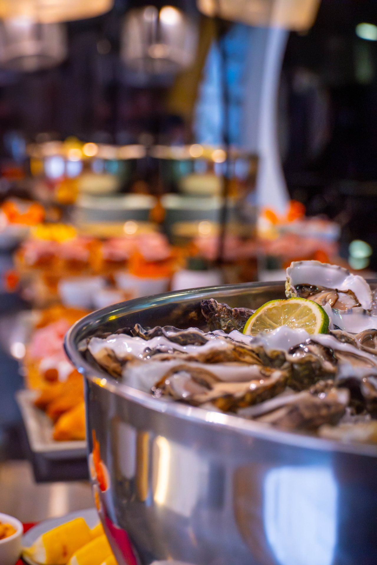 Buffet con ostriche e crudi