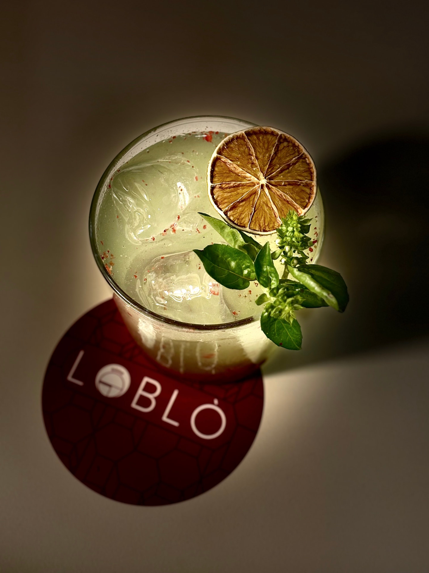Cocktail con basilico e lime disidratato