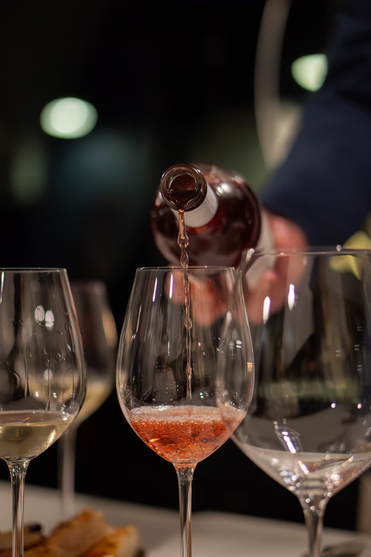 Quattro calici in degustazione: bollicina, bianco, rosato e rosso