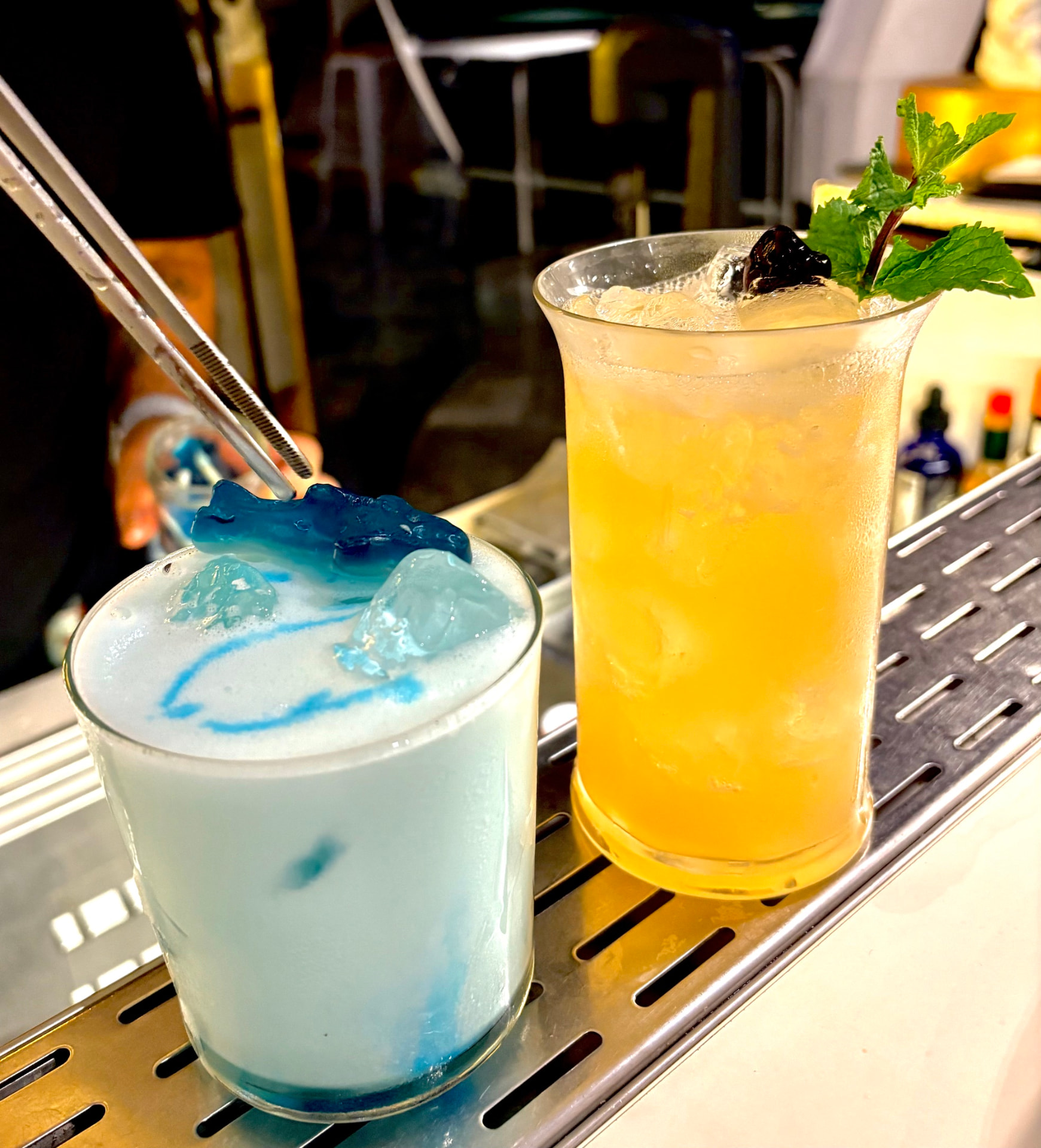 Due cocktail colorati al bancone