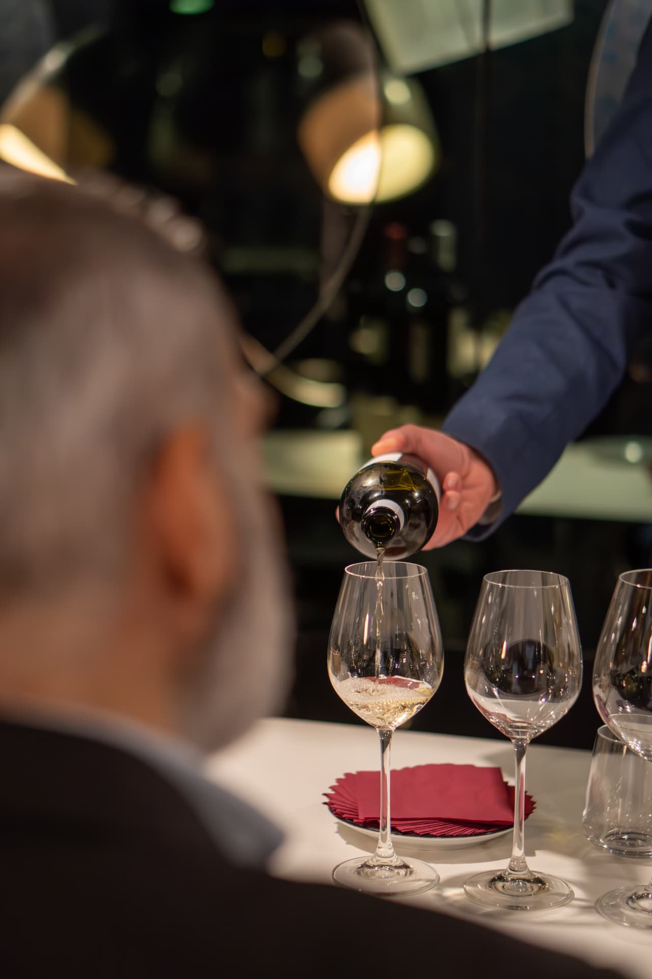 Il sommelier versa il vino in degustazione