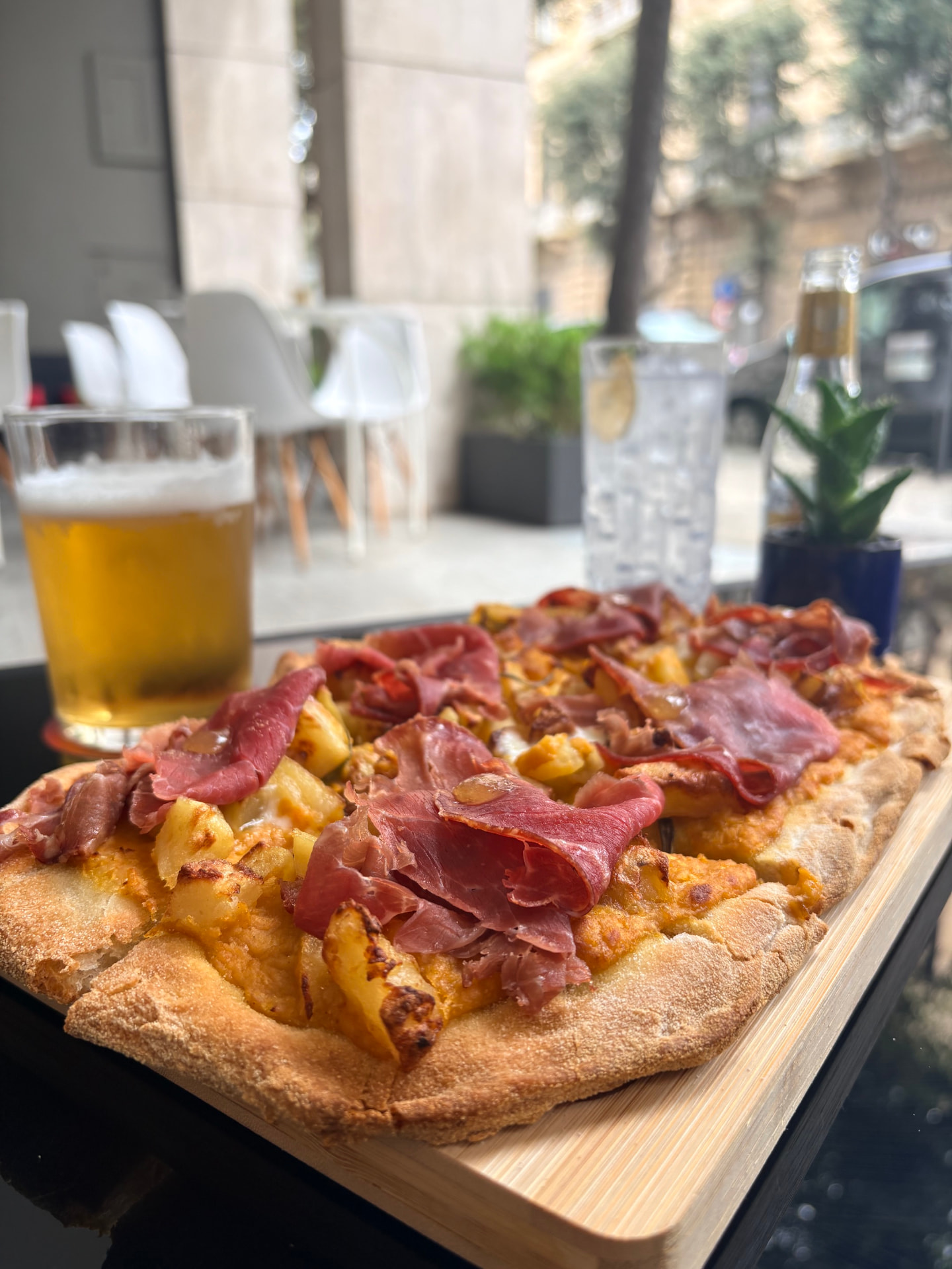 Pinsa con crudo e patate